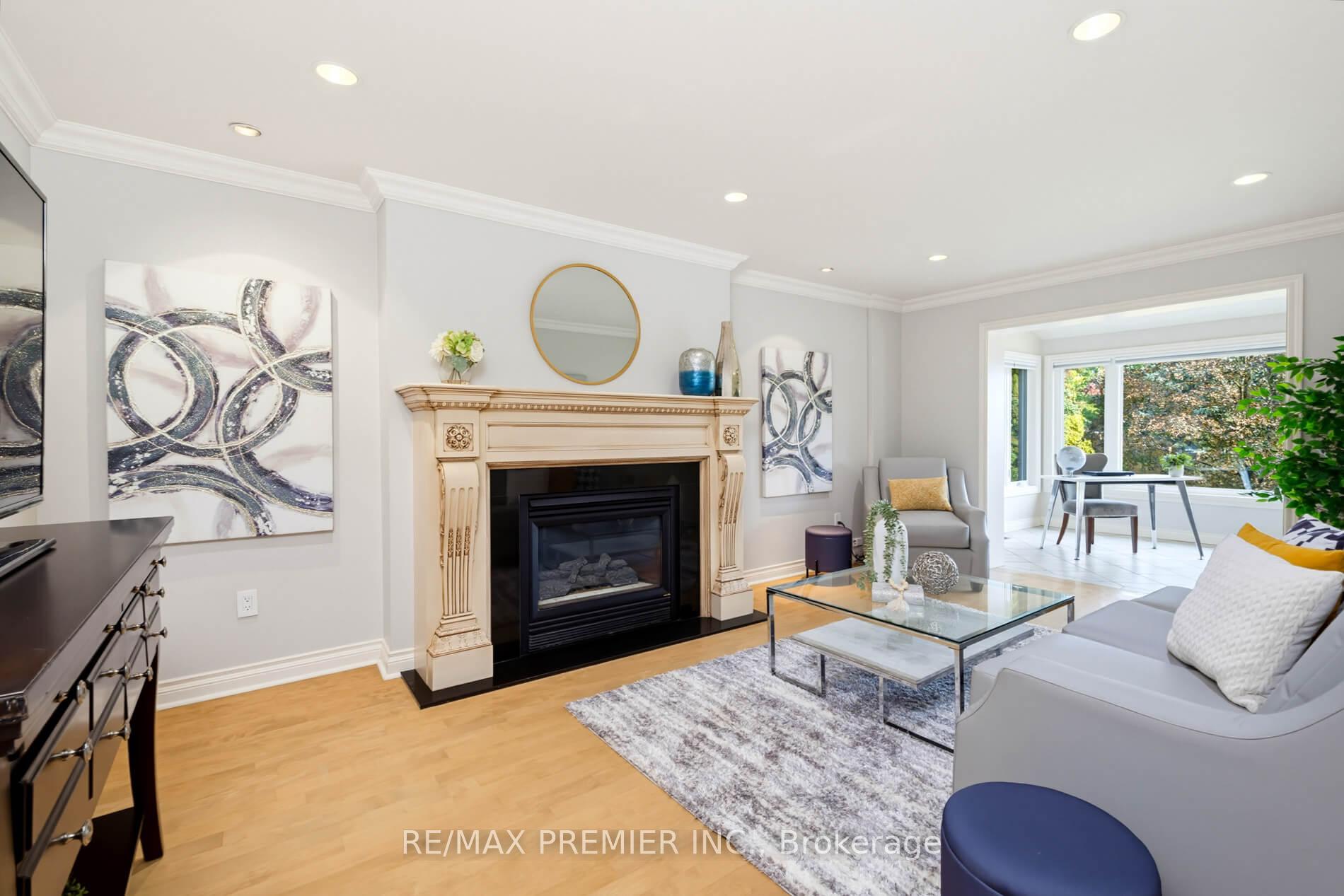 Photo 9 of 35 Yellow Pine Crescent, Vaughan, East Woodbridge — HOMEH