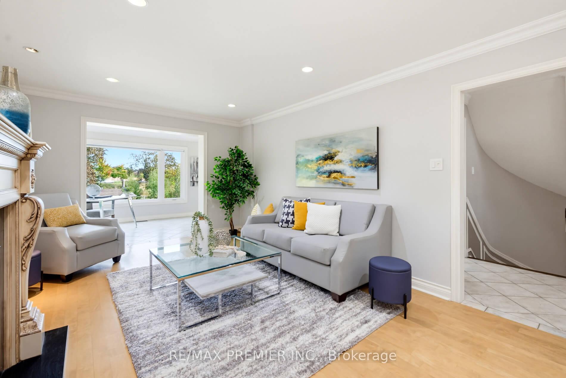 Photo 10 of 35 Yellow Pine Crescent, Vaughan, East Woodbridge — HOMEH