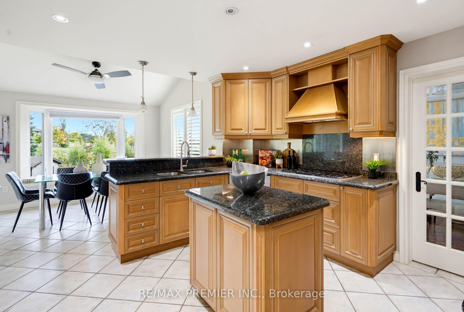 Photo 11 of 35 Yellow Pine Crescent, Vaughan, East Woodbridge — HOMEH