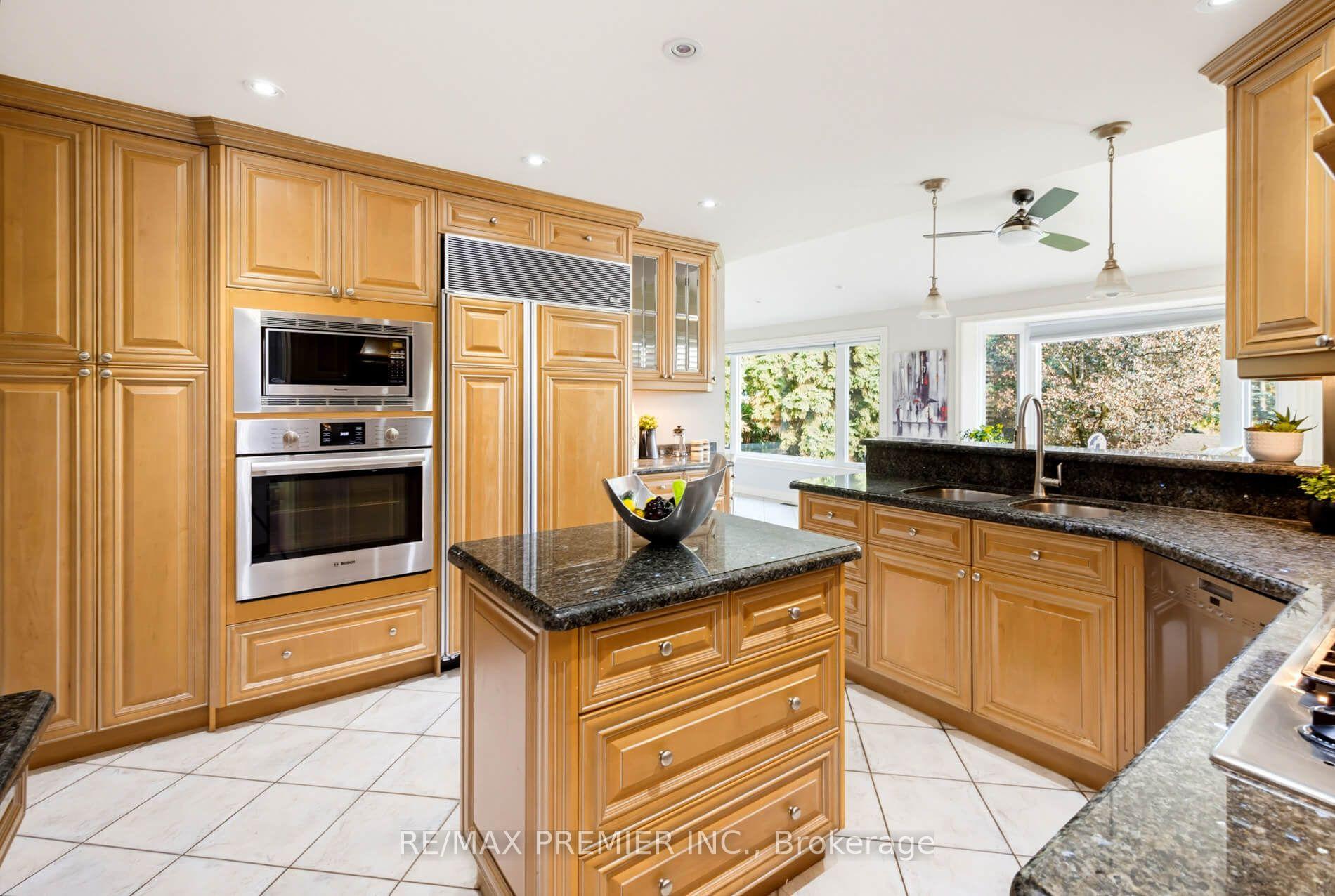 Photo 12 of 35 Yellow Pine Crescent, Vaughan, East Woodbridge — HOMEH