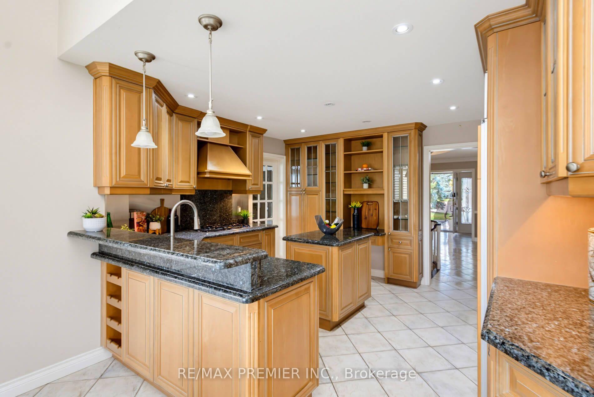Photo 13 of 35 Yellow Pine Crescent, Vaughan, East Woodbridge — HOMEH