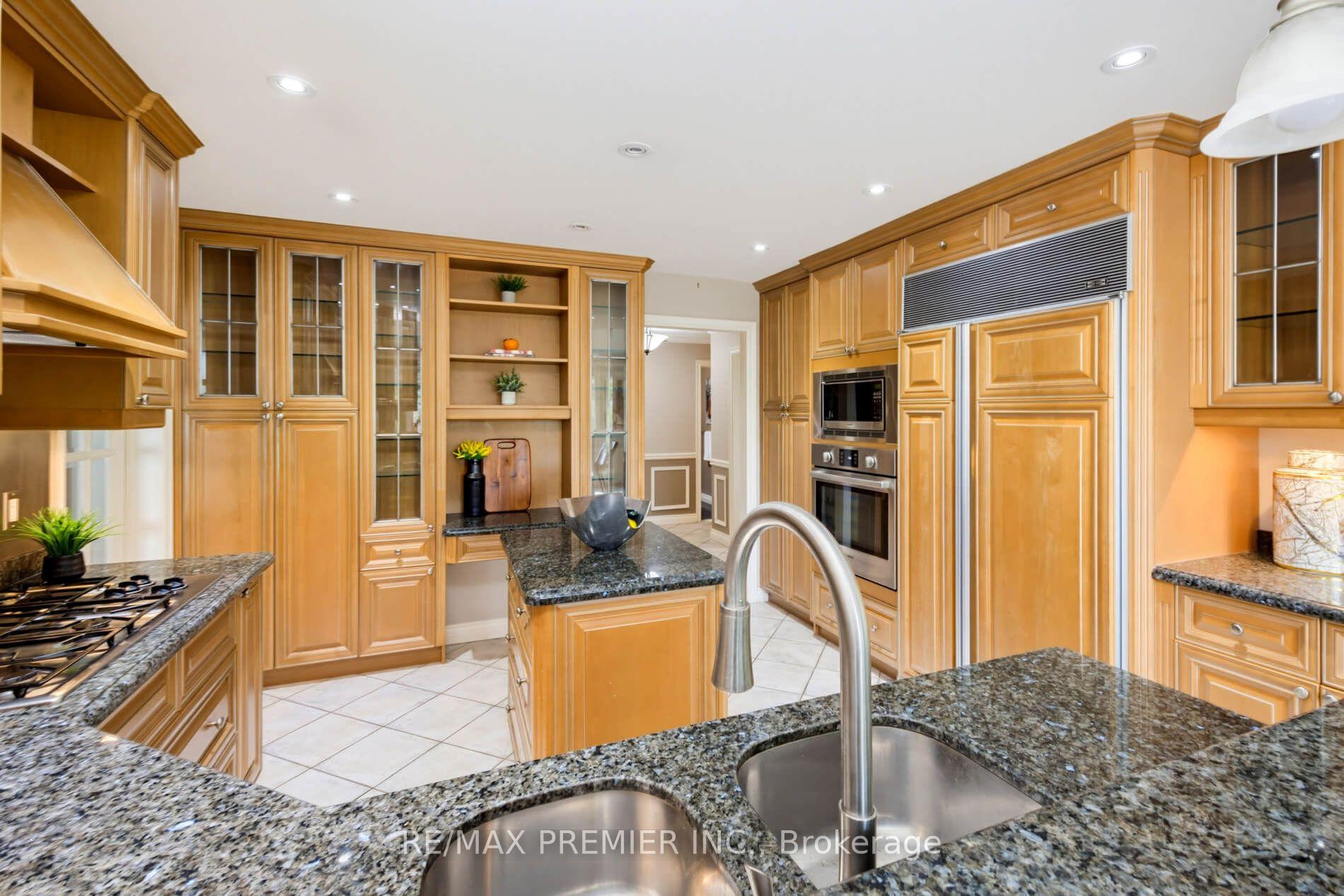 Photo 14 of 35 Yellow Pine Crescent, Vaughan, East Woodbridge — HOMEH