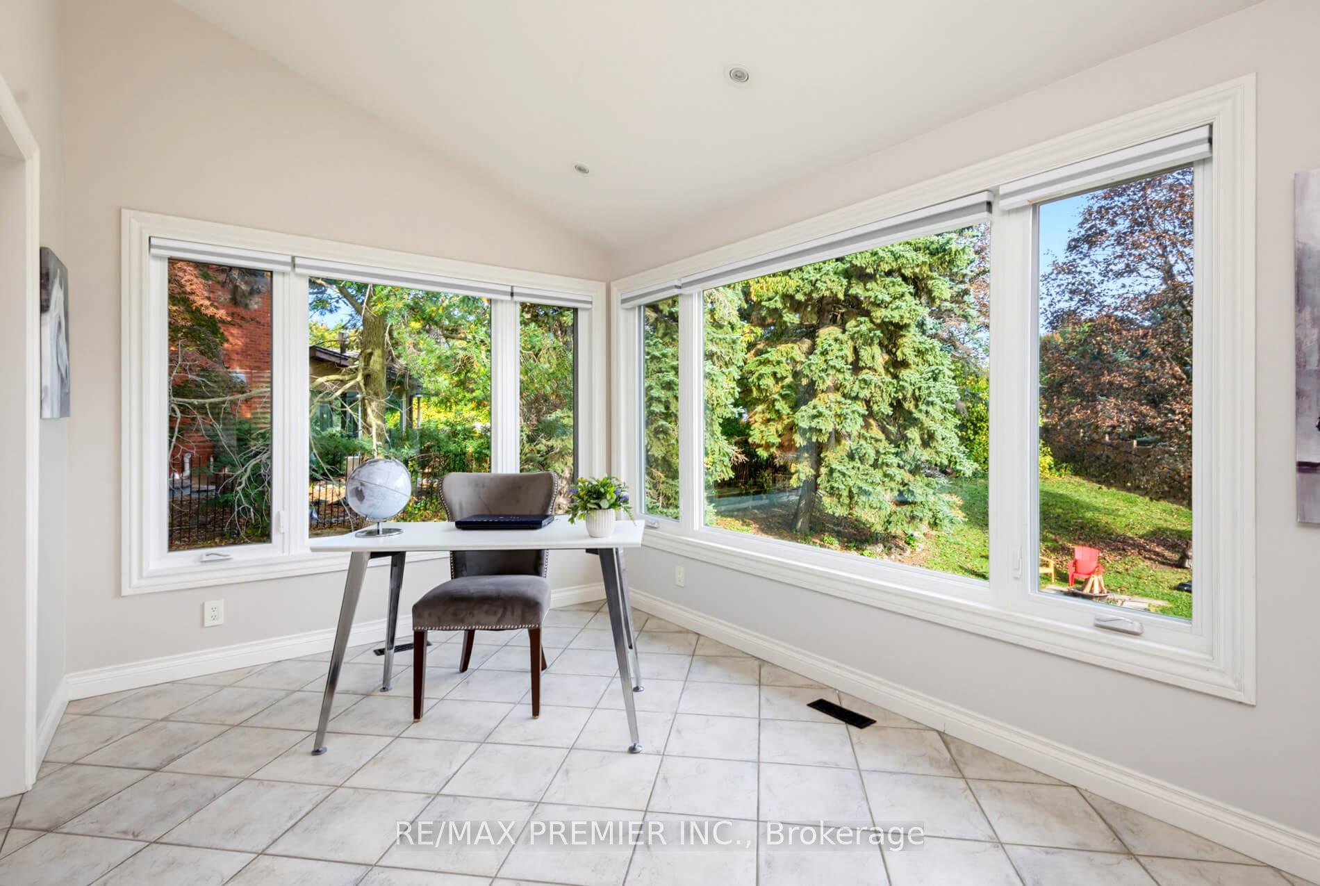 Photo 17 of 35 Yellow Pine Crescent, Vaughan, East Woodbridge — HOMEH