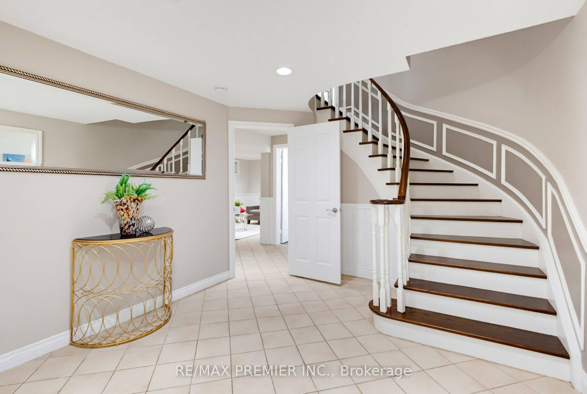 Photo 27 of 35 Yellow Pine Crescent, Vaughan, East Woodbridge — HOMEH