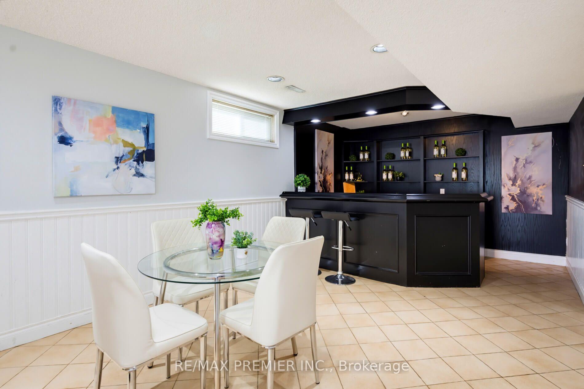 Photo 29 of 35 Yellow Pine Crescent, Vaughan, East Woodbridge — HOMEH
