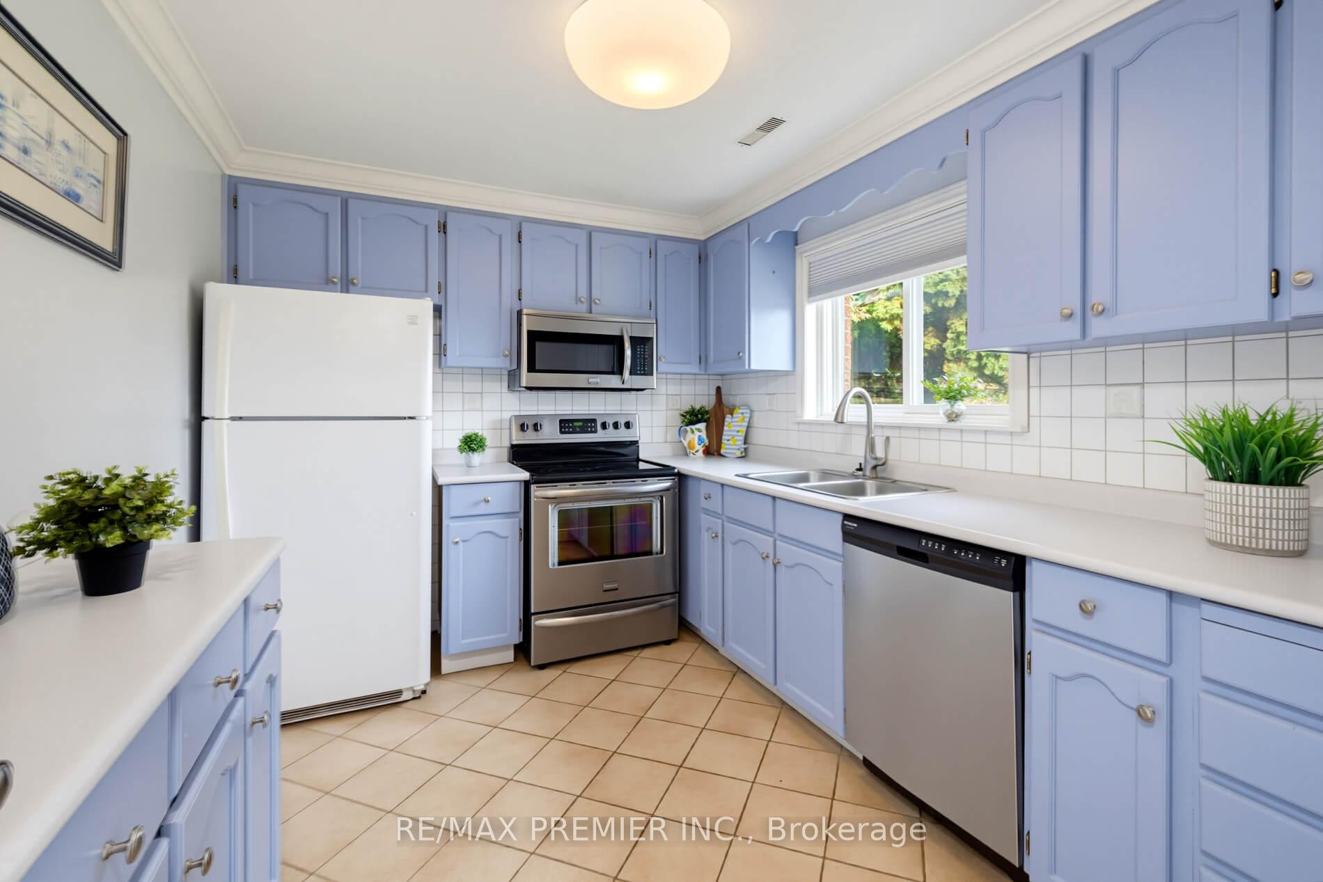 Photo 37 of 35 Yellow Pine Crescent, Vaughan, East Woodbridge — HOMEH
