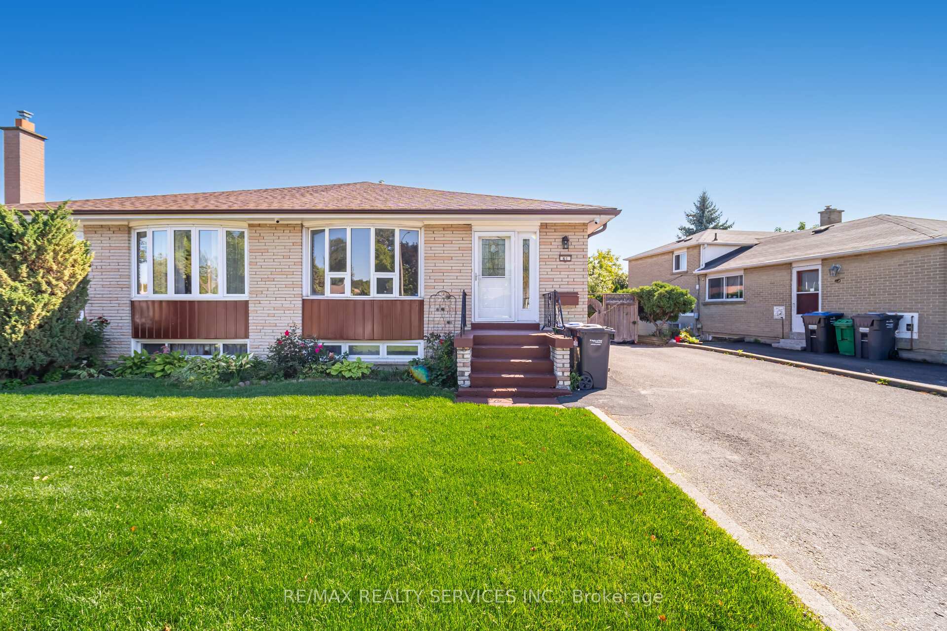 Photo 3 of 61 Avondale Boulevard, Brampton, Avondale — HOMEH