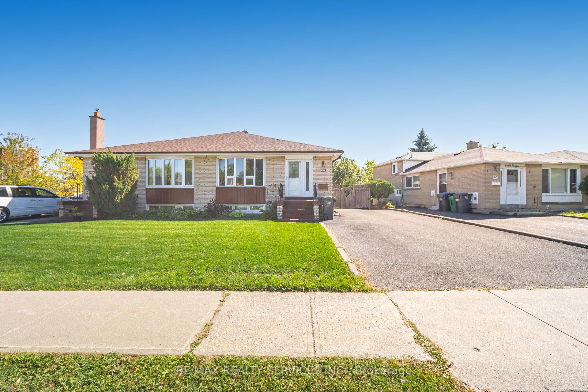 Photo 4 of 61 Avondale Boulevard, Brampton, Avondale — HOMEH