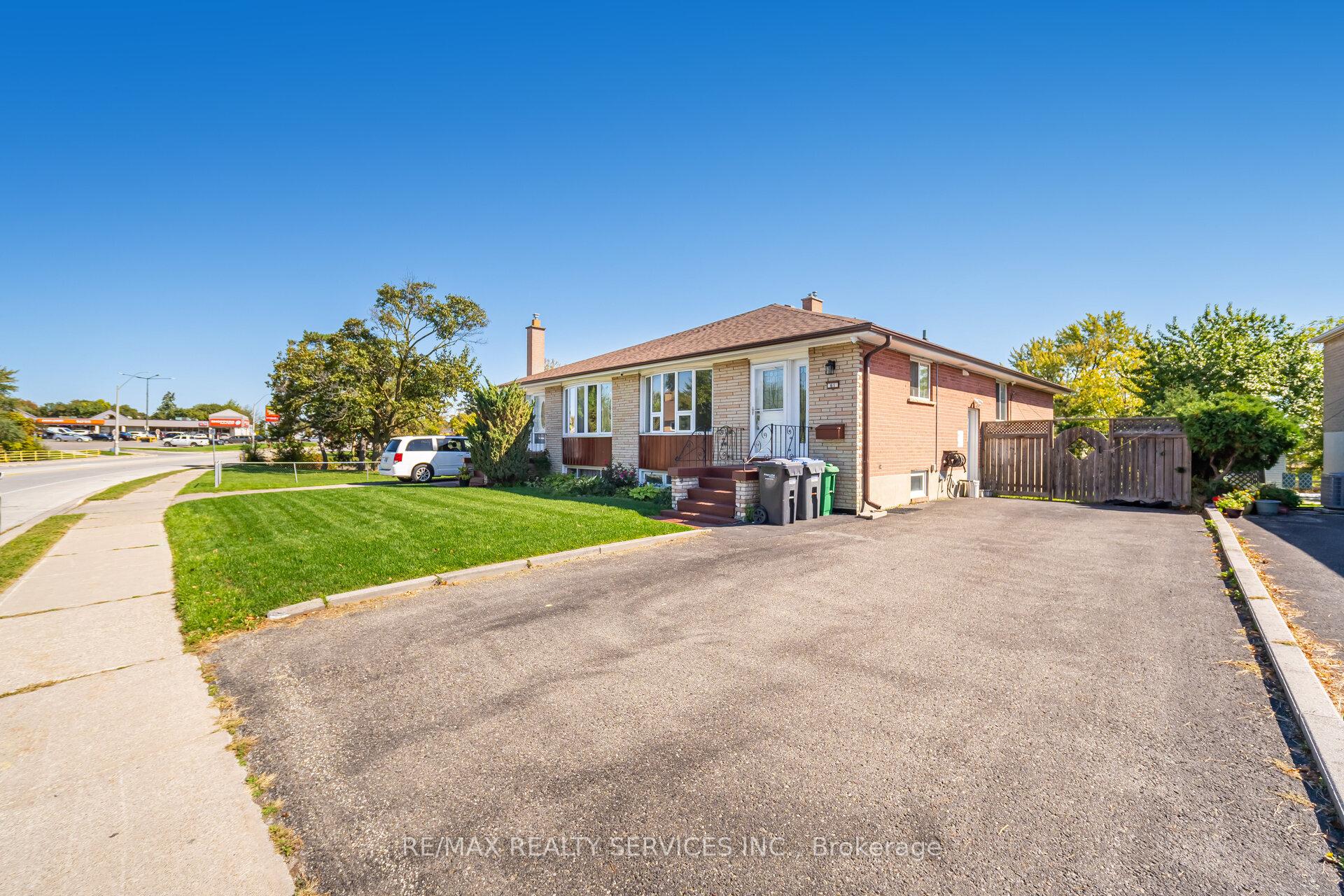 Photo 5 of 61 Avondale Boulevard, Brampton, Avondale — HOMEH