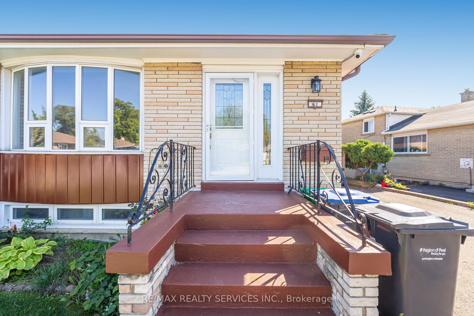 Photo 6 of 61 Avondale Boulevard, Brampton, Avondale — HOMEH