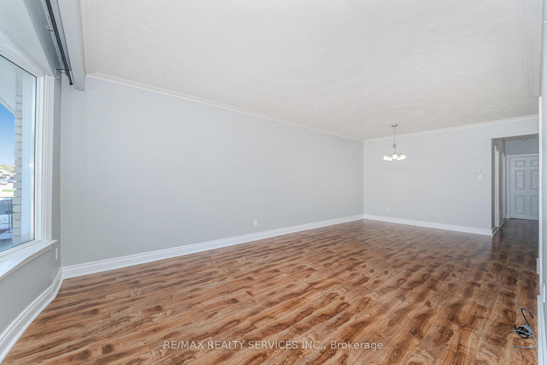 Photo 7 of 61 Avondale Boulevard, Brampton, Avondale — HOMEH