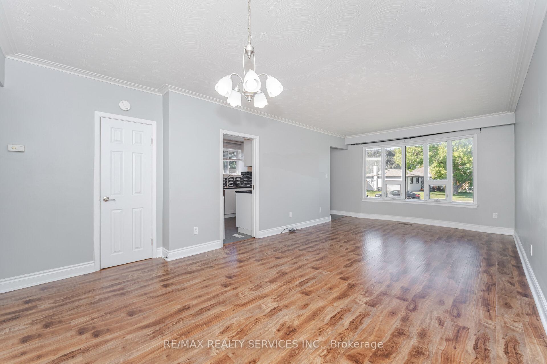 Photo 10 of 61 Avondale Boulevard, Brampton, Avondale — HOMEH