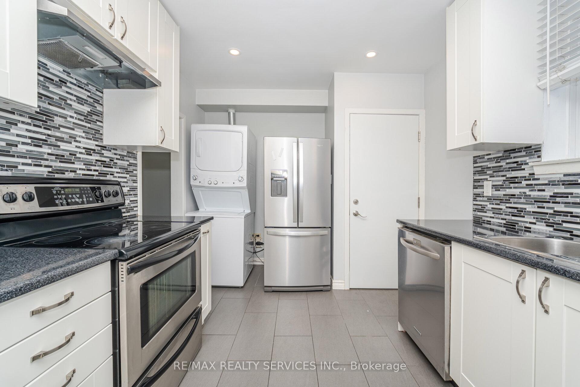 Photo 12 of 61 Avondale Boulevard, Brampton, Avondale — HOMEH