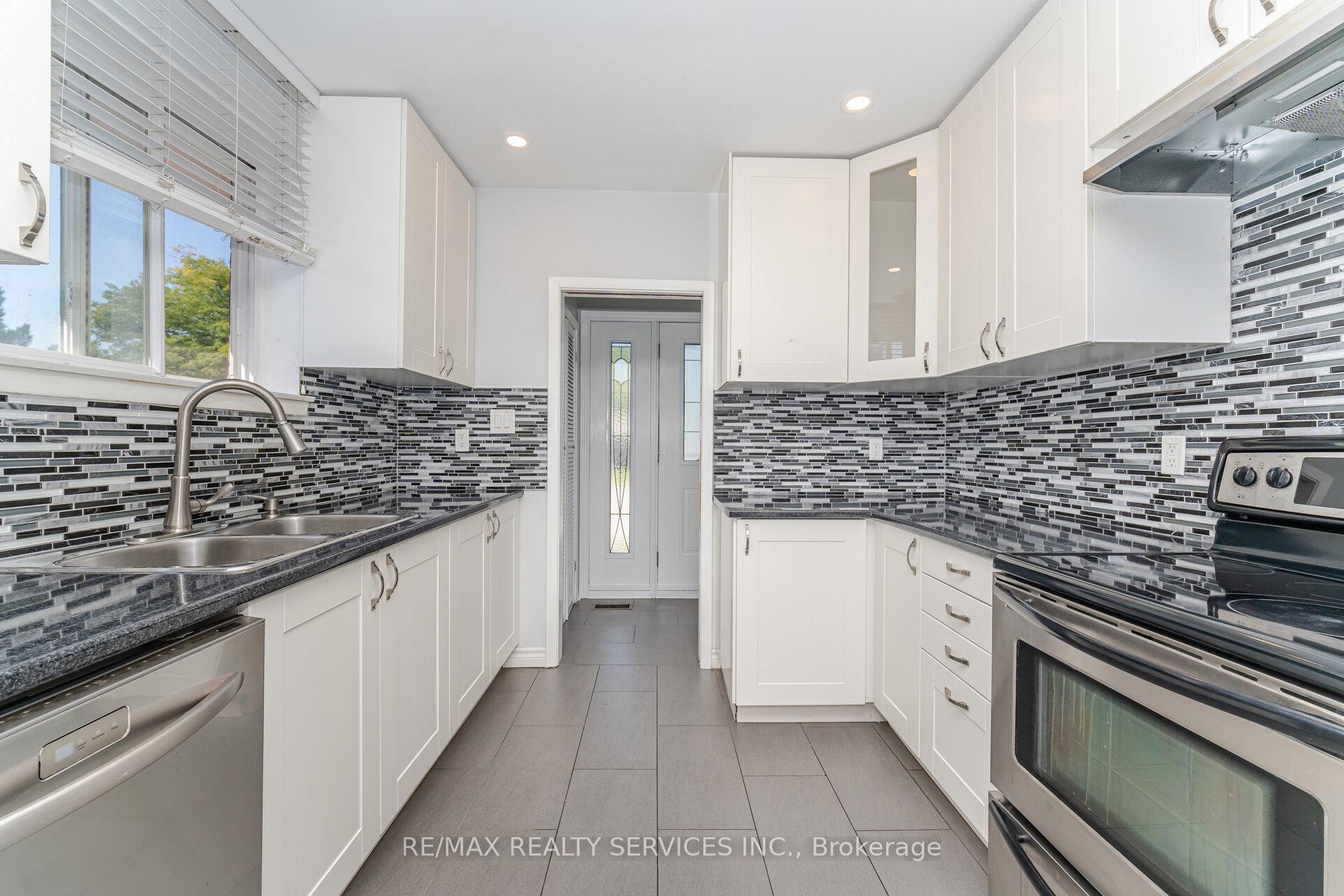 Photo 13 of 61 Avondale Boulevard, Brampton, Avondale — HOMEH