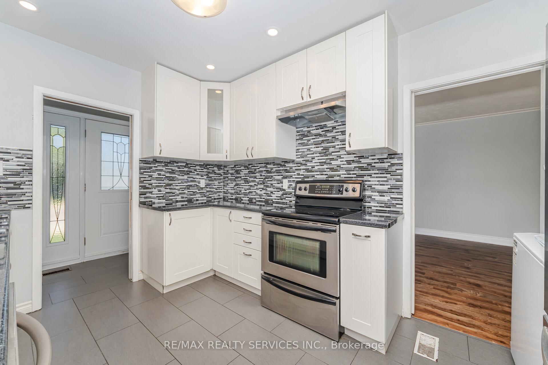 Photo 14 of 61 Avondale Boulevard, Brampton, Avondale — HOMEH