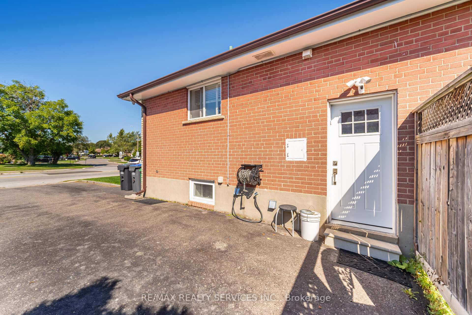 Photo 24 of 61 Avondale Boulevard, Brampton, Avondale — HOMEH