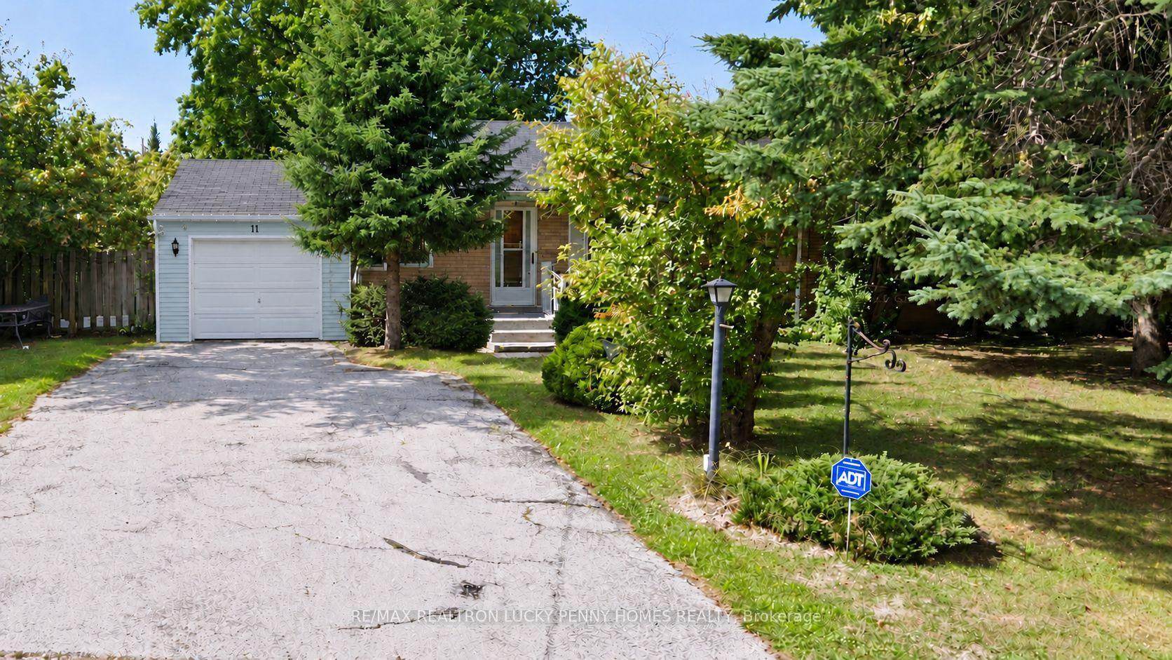 Photo 2 of 11 Lunar Crescent, Markham, Buttonville — HOMEH