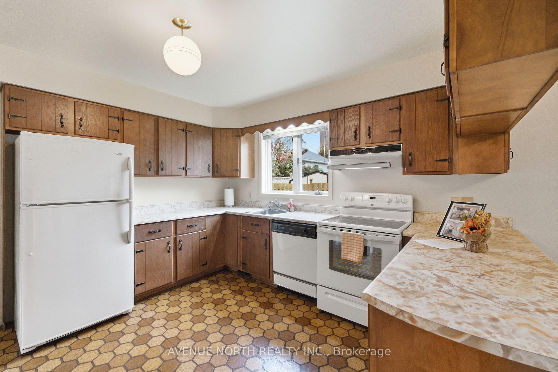 Photo 14 of 1283 Surrey Avenue, Ottawa, Ellwood — HOMEH