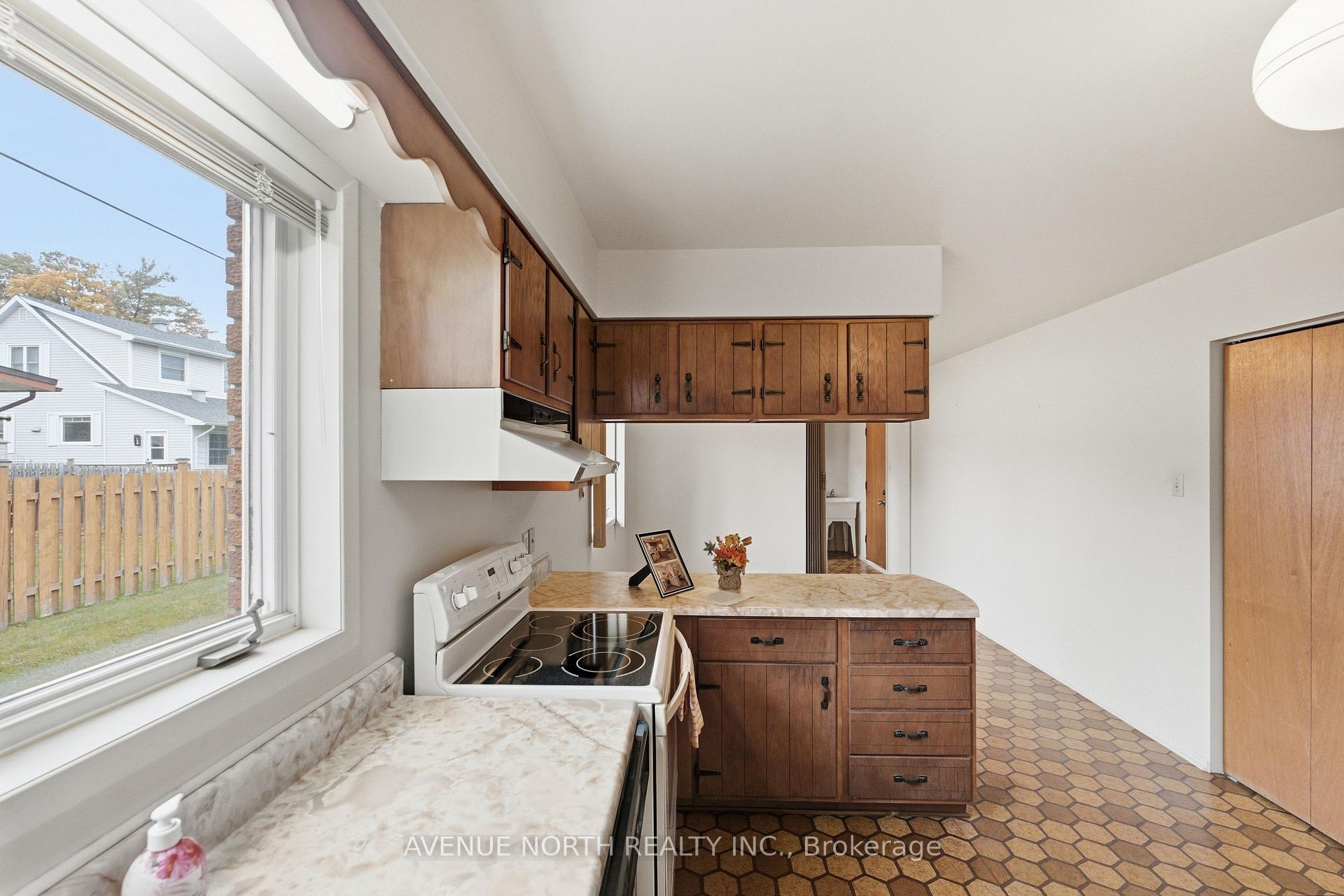 Photo 15 of 1283 Surrey Avenue, Ottawa, Ellwood — HOMEH