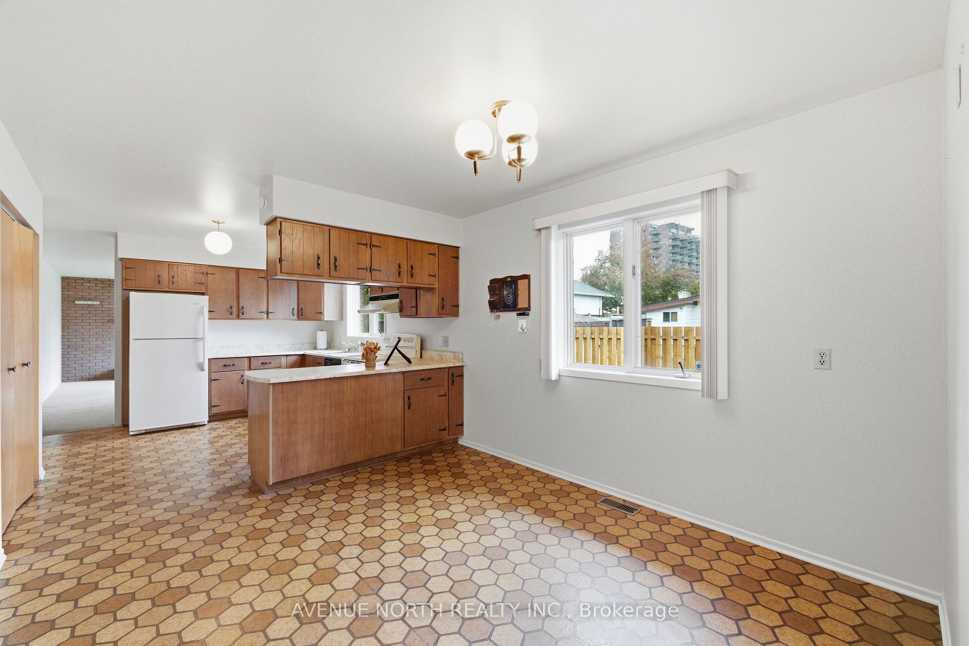 Photo 17 of 1283 Surrey Avenue, Ottawa, Ellwood — HOMEH