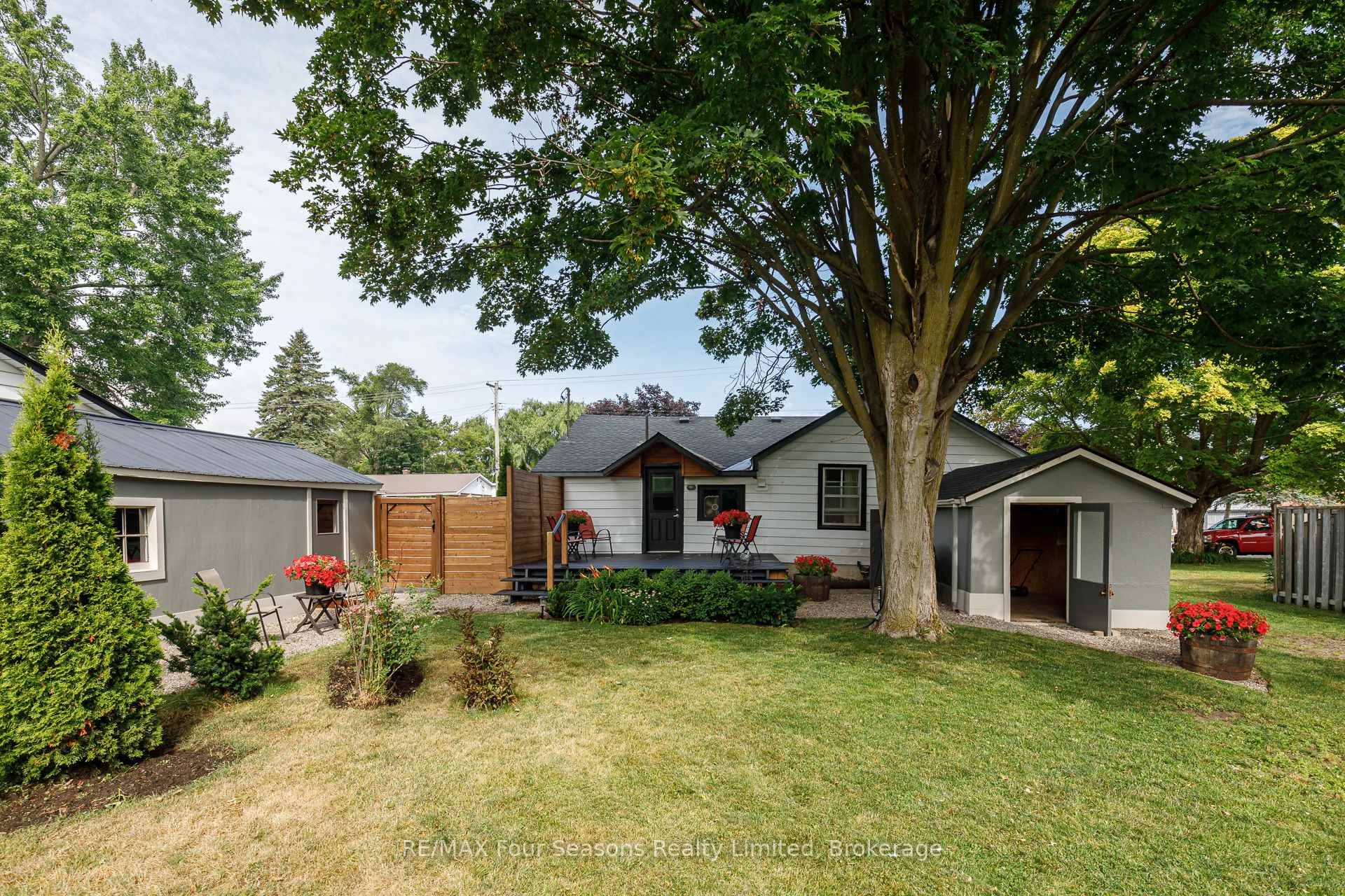 Photo 2 of 231 Superior Street, Clearview, Stayner — HOMEH