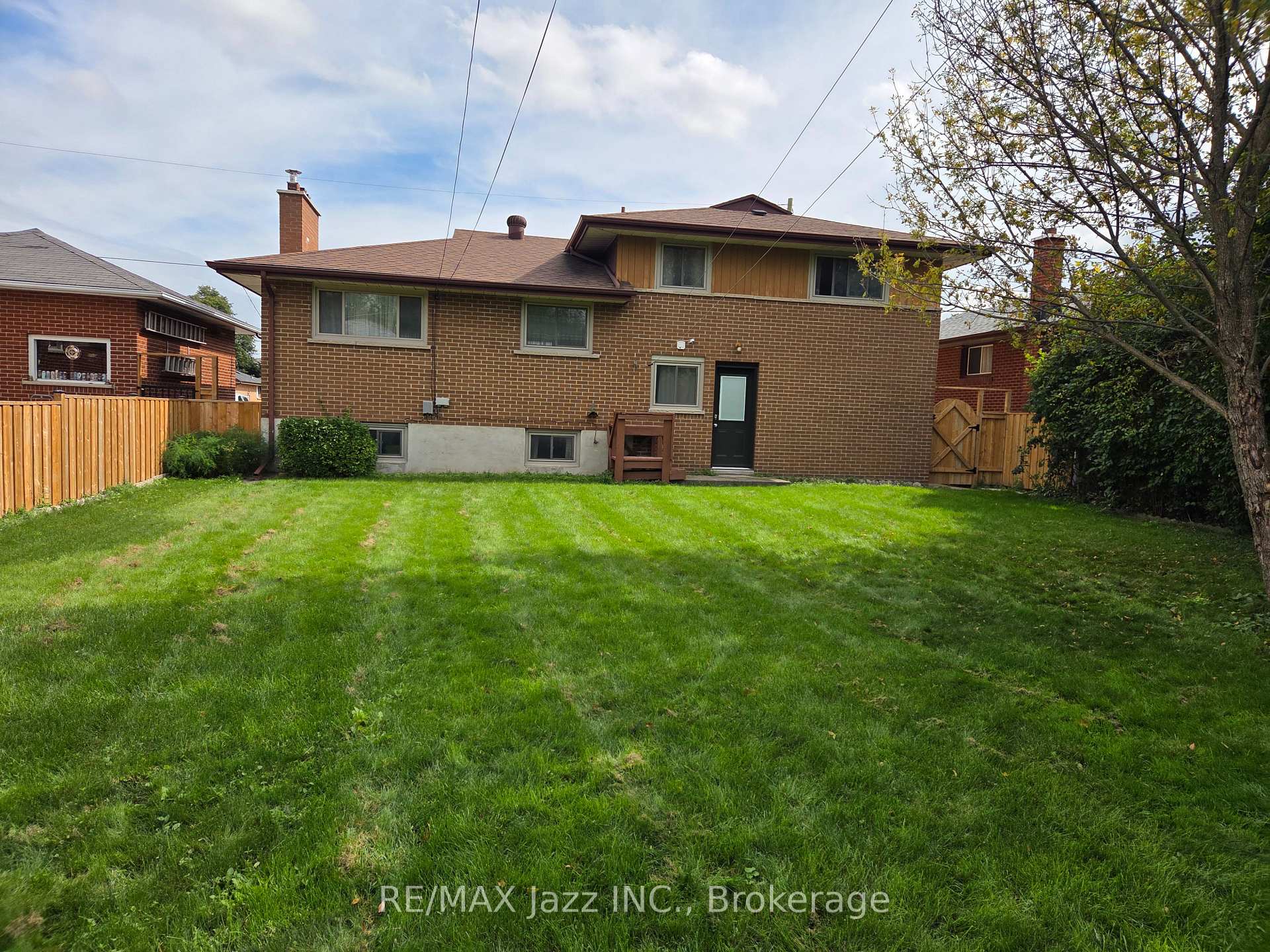 Photo 2 of 302 Poplar Street, Oshawa, Donevan — HOMEH
