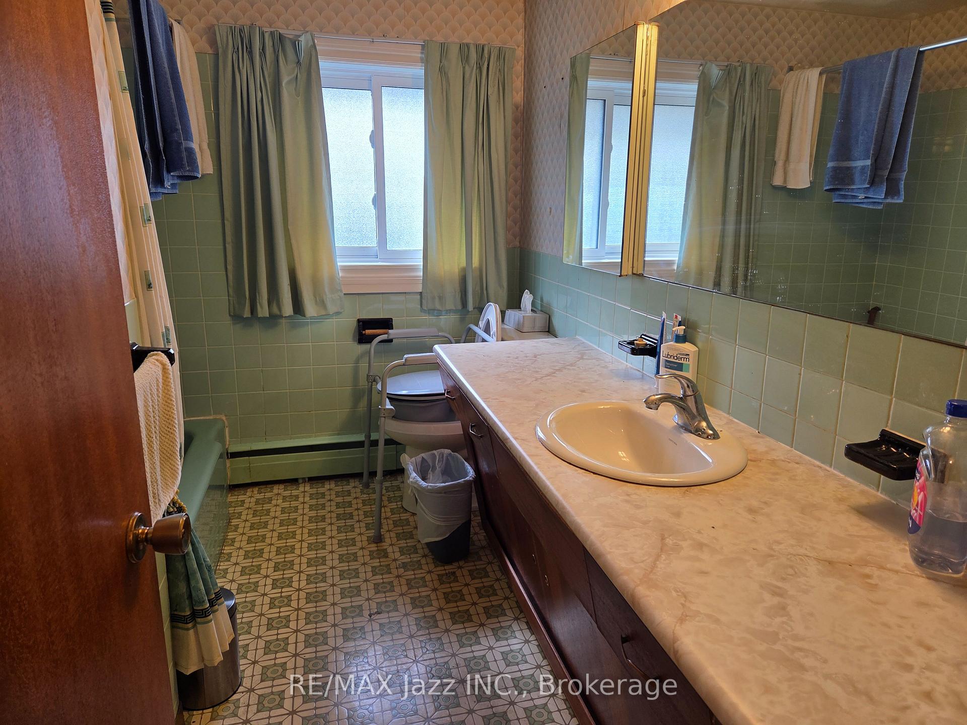 Photo 13 of 302 Poplar Street, Oshawa, Donevan — HOMEH