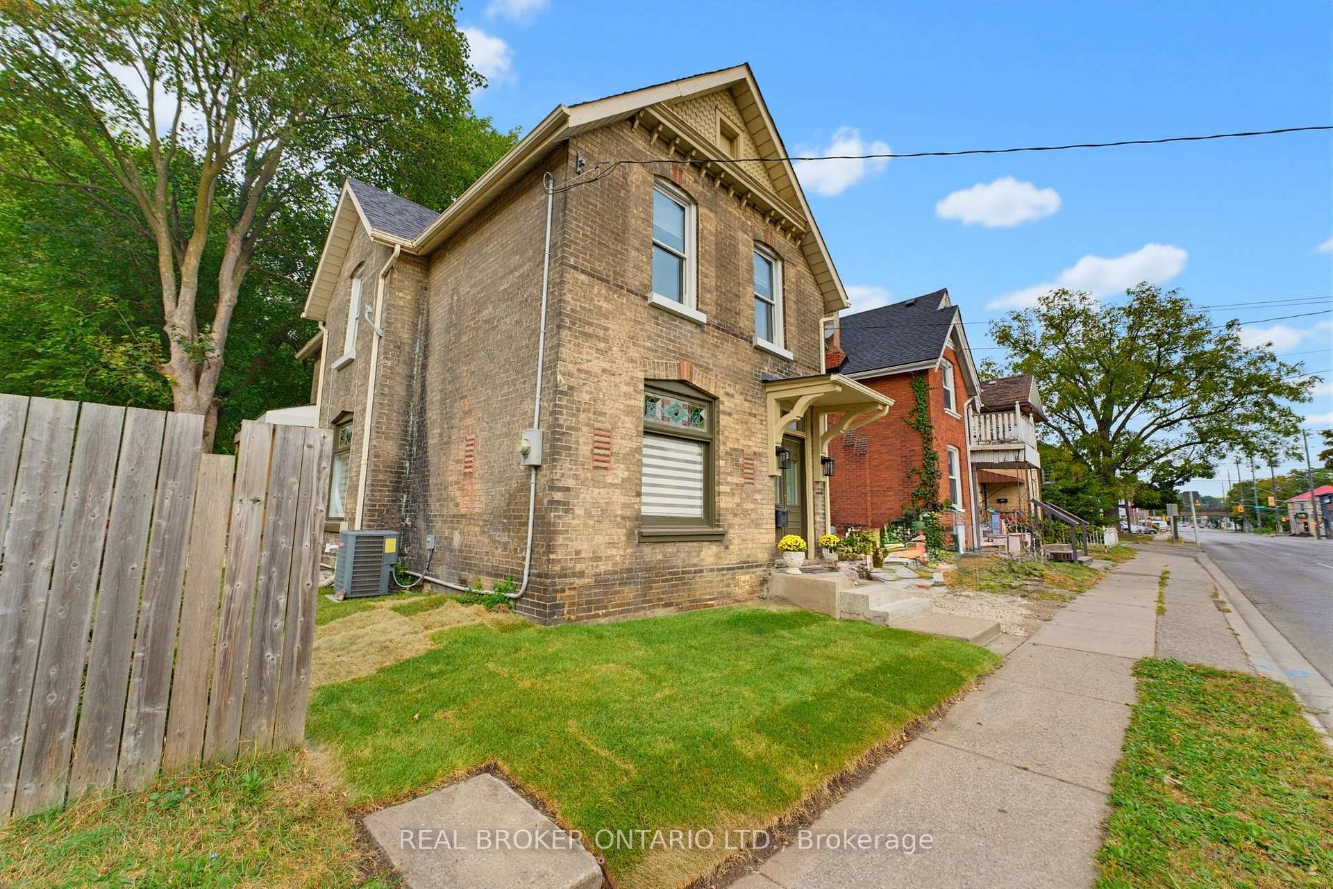 Photo 3 of 118 Clarence Street, Brantford, Downtown Core — HOMEH