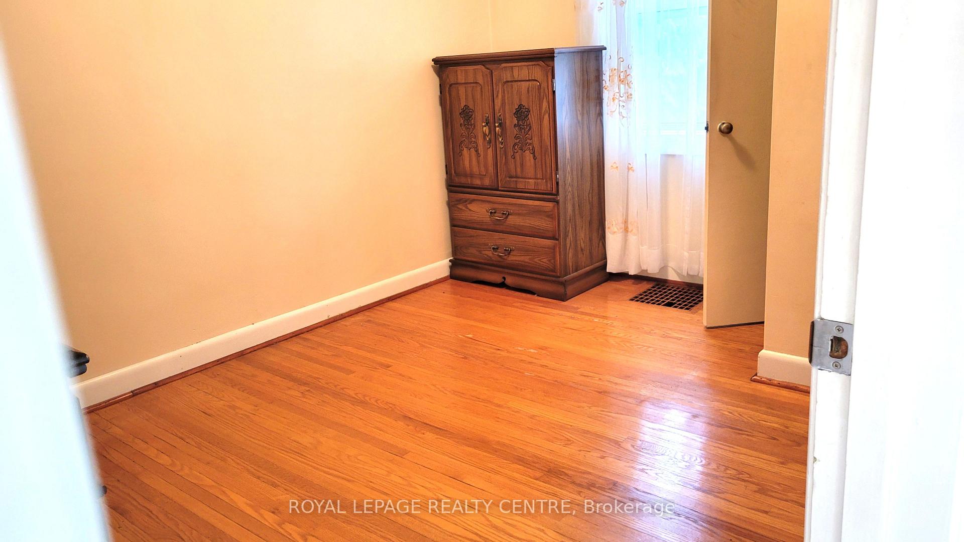Photo 5 of 7 Earl Street, Mississauga, Streetsville — HOMEH