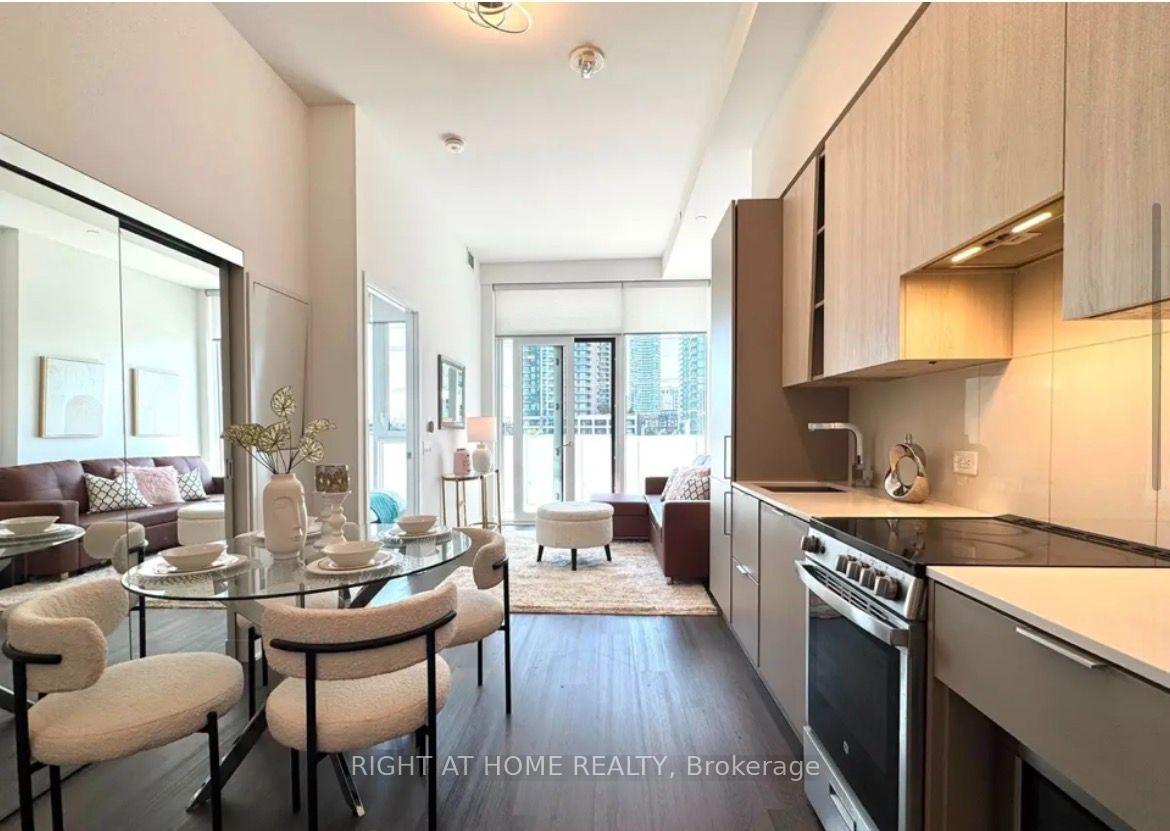 Photo 4 of Unit 309, 3900 Confederation Parkway, Mississauga, City Centre — HOMEH