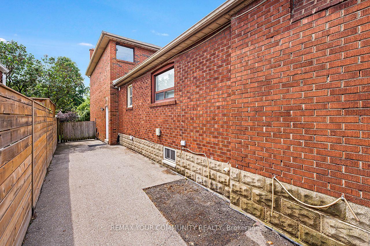 Photo 11 of 73 Struthers Street, Etobicoke, Mimico — HOMEH