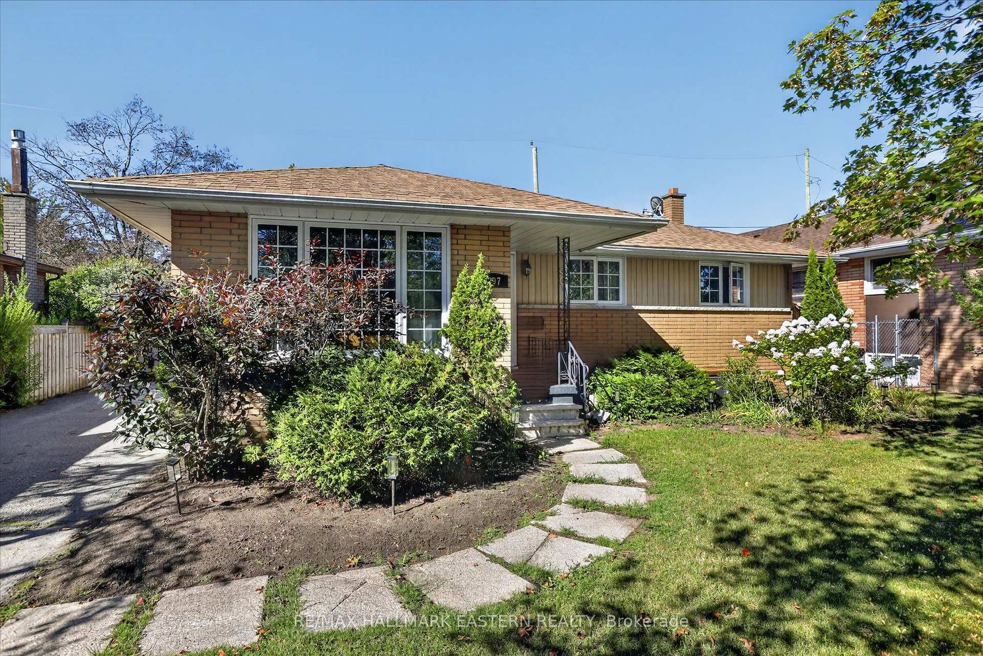 Photo 2 of 897 Westdale Avenue, Peterborough, Northcrest Ward 5 — HOMEH