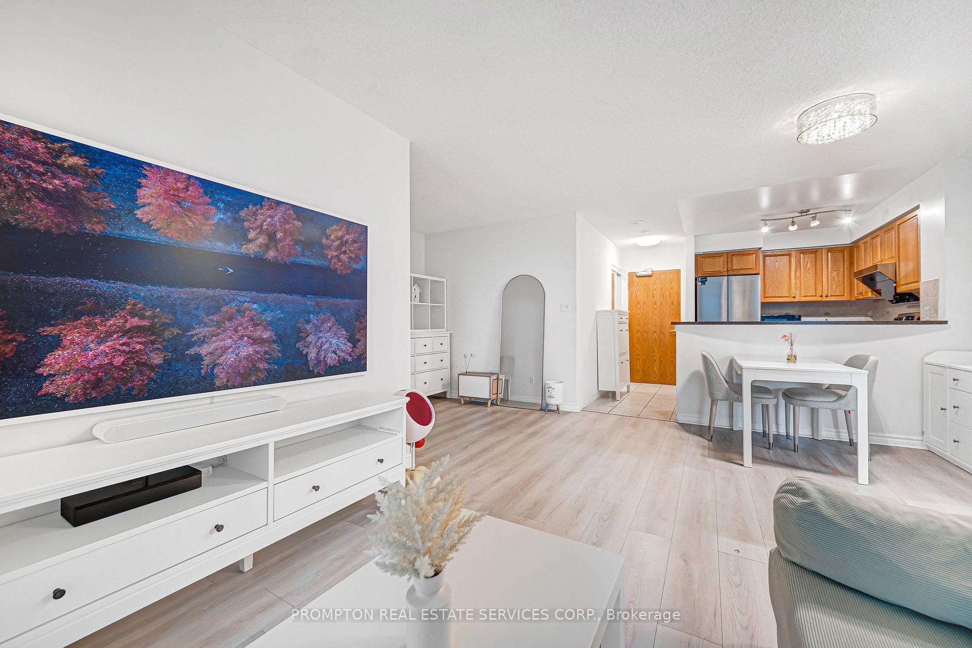 Photo 5 of Unit 807, 7 Lorraine Drive, North York, Willowdale West — HOMEH