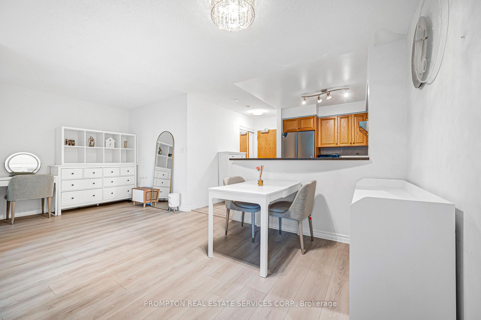Photo 6 of Unit 807, 7 Lorraine Drive, North York, Willowdale West — HOMEH