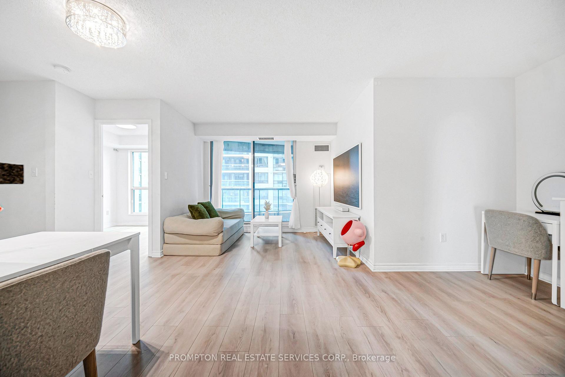 Photo 7 of Unit 807, 7 Lorraine Drive, North York, Willowdale West — HOMEH