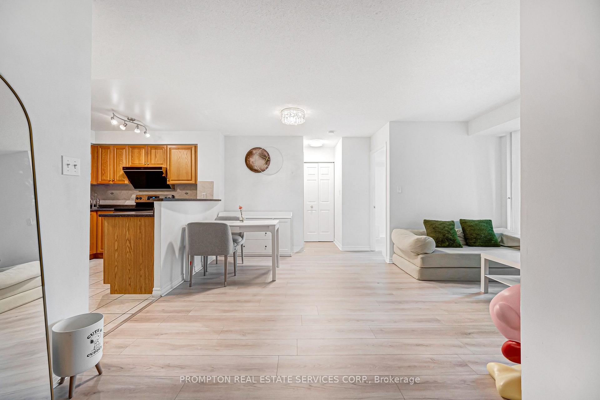 Photo 12 of Unit 807, 7 Lorraine Drive, North York, Willowdale West — HOMEH