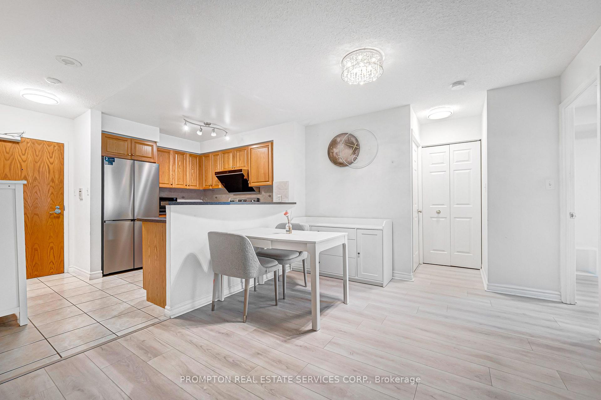 Photo 13 of Unit 807, 7 Lorraine Drive, North York, Willowdale West — HOMEH