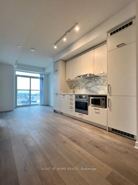 Photo 4 of Unit 915, 10 Honeycrisp Crescent, Vaughan, Vaughan Corporate Centre — HOMEH