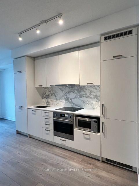 Photo 5 of Unit 915, 10 Honeycrisp Crescent, Vaughan, Vaughan Corporate Centre — HOMEH
