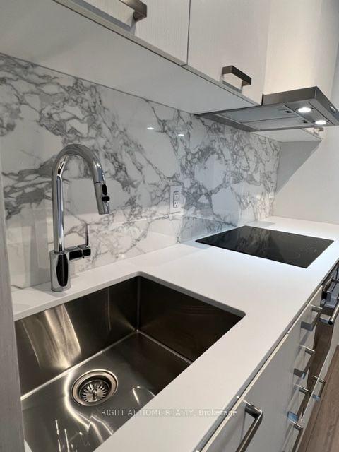 Photo 6 of Unit 915, 10 Honeycrisp Crescent, Vaughan, Vaughan Corporate Centre — HOMEH