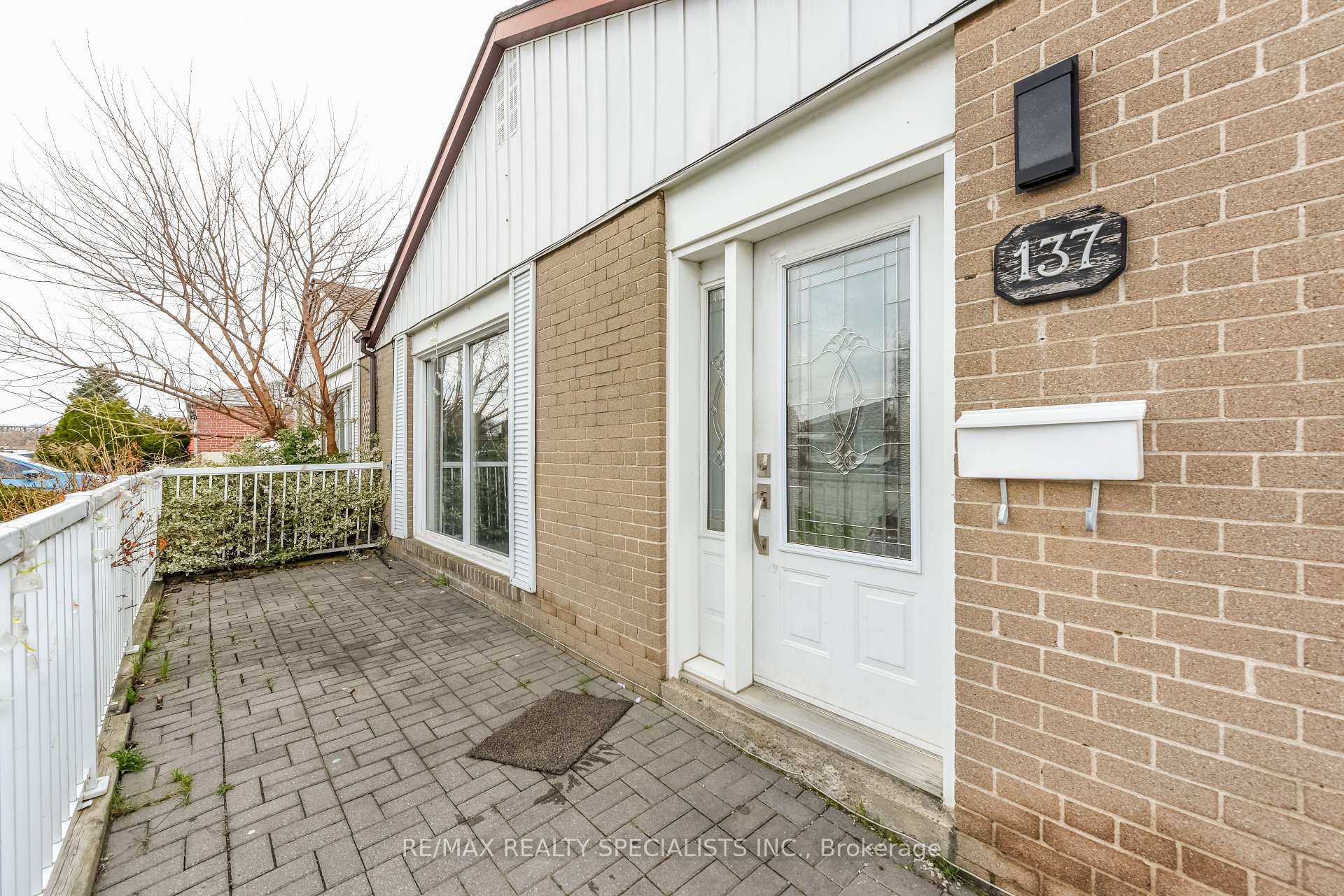 Photo 5 of Unit Upper Portion, 137 Avondale Boulevard, Brampton, Avondale — HOMEH