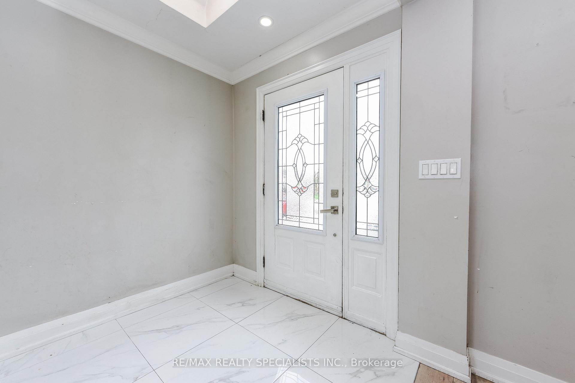 Photo 6 of Unit Upper Portion, 137 Avondale Boulevard, Brampton, Avondale — HOMEH