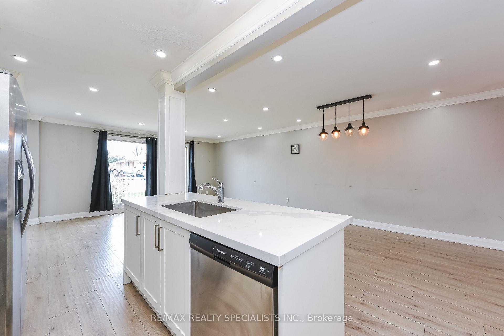 Photo 15 of Unit Upper Portion, 137 Avondale Boulevard, Brampton, Avondale — HOMEH