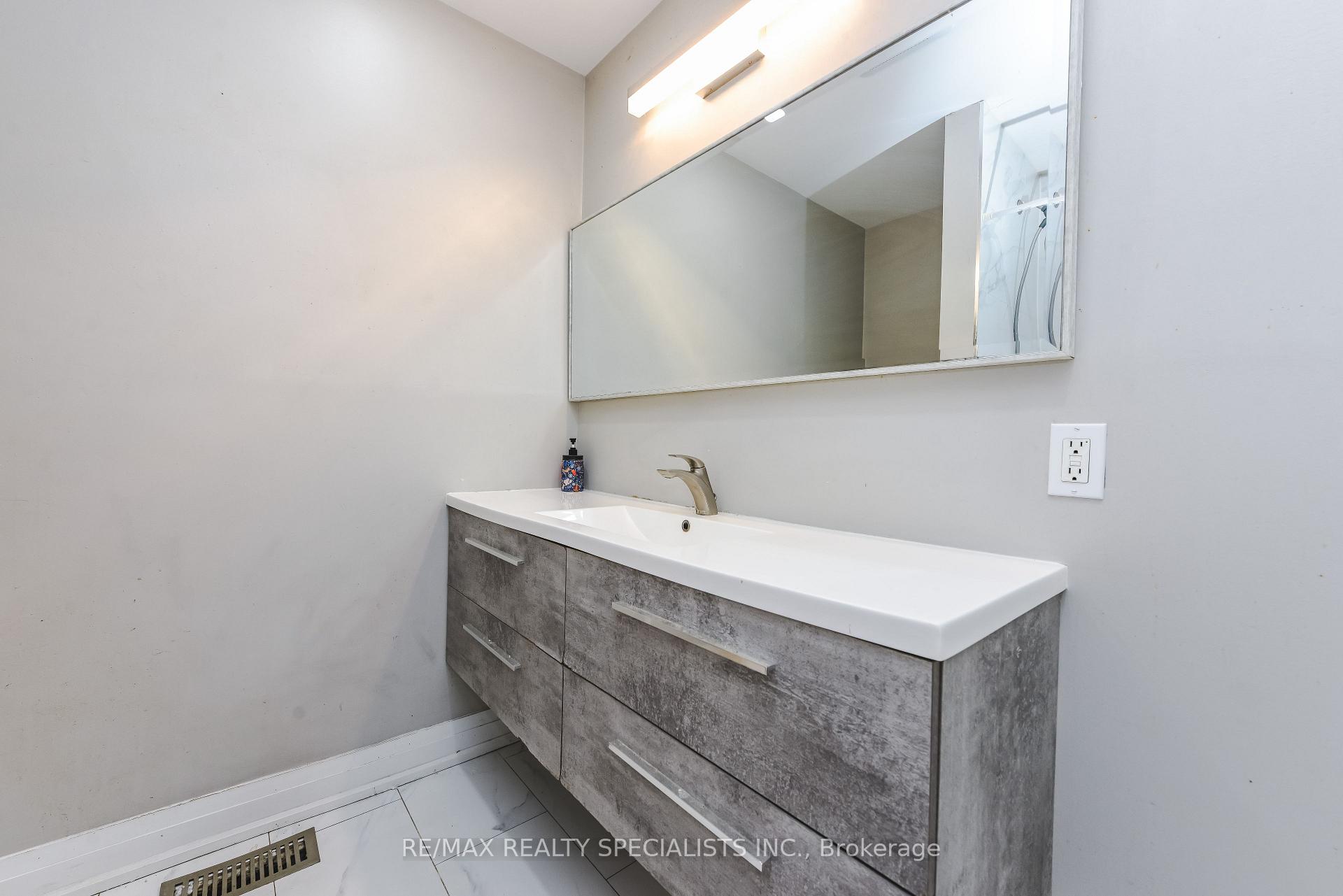 Photo 33 of Unit Upper Portion, 137 Avondale Boulevard, Brampton, Avondale — HOMEH