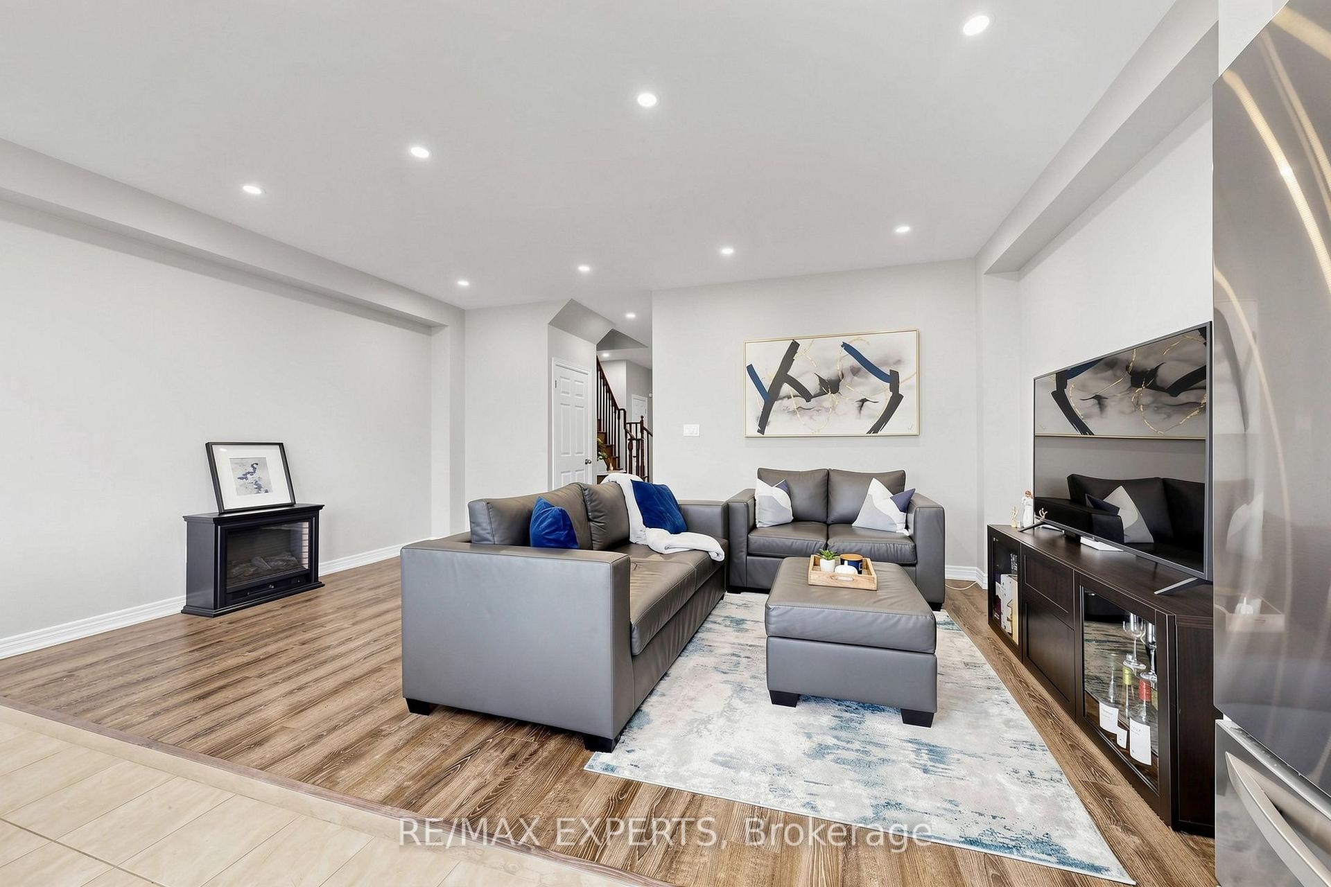 Photo 3 of 1303 Bardeau Street, Innisfil, Lefroy — HOMEH