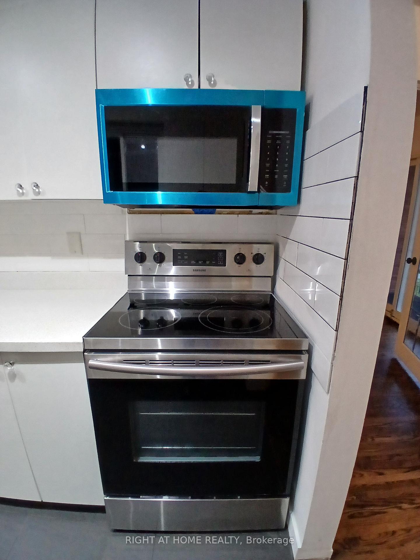 Photo 12 of 9 Ivan Nelson Drive, North York, Westminster-Branson — HOMEH