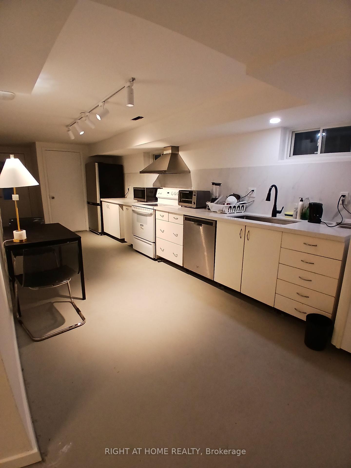Photo 13 of 9 Ivan Nelson Drive, North York, Westminster-Branson — HOMEH