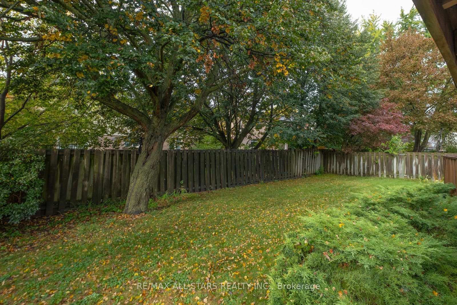 Photo 4 of 10 Colette Drive, Whitby, Downtown Whitby — HOMEH