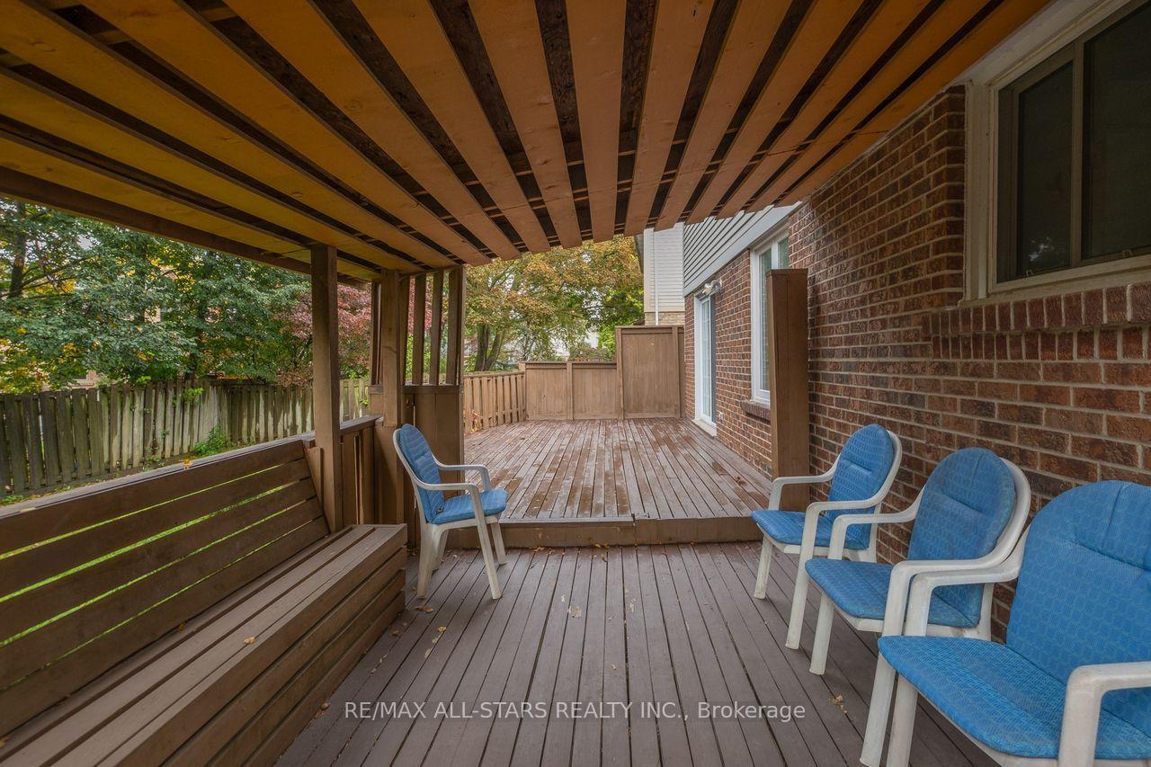 Photo 5 of 10 Colette Drive, Whitby, Downtown Whitby — HOMEH