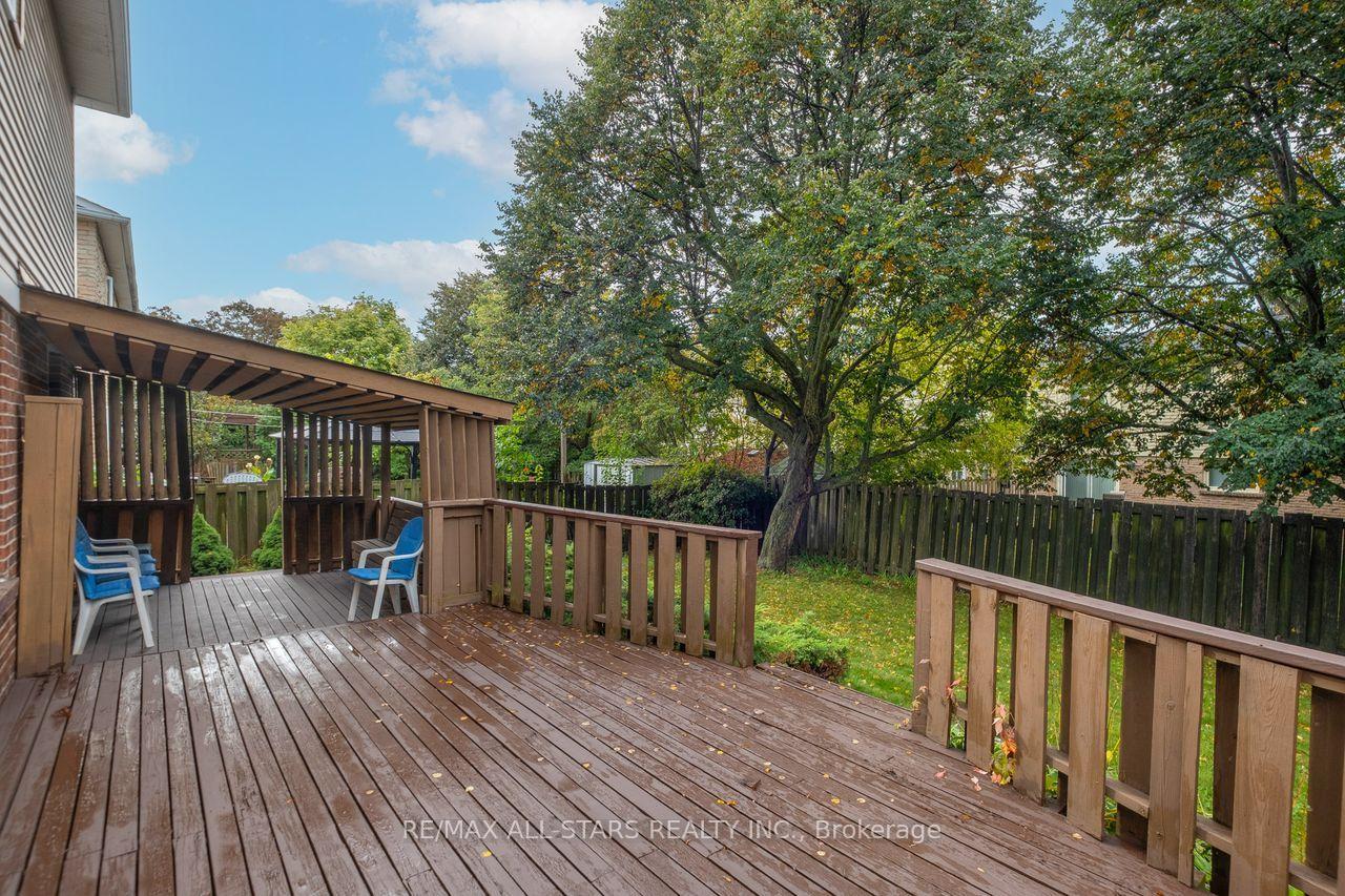 Photo 7 of 10 Colette Drive, Whitby, Downtown Whitby — HOMEH